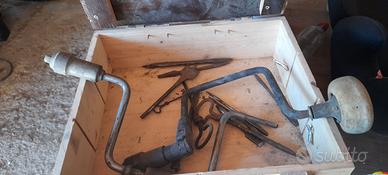 Trapano a mano con set punte