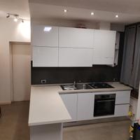 Cucina su misura laccata bianca con penisola – com