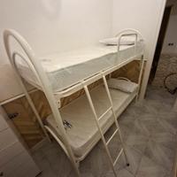 2 LETTI A CASTELLO BIANCHI E 4 MATERASSI 80×190