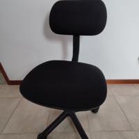 sedia nera per ufficio