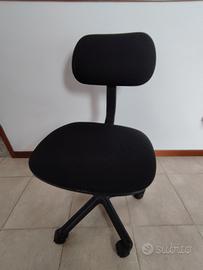 sedia nera per ufficio