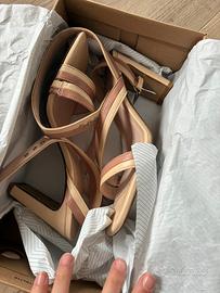 Sandali con tacco nuovi 39