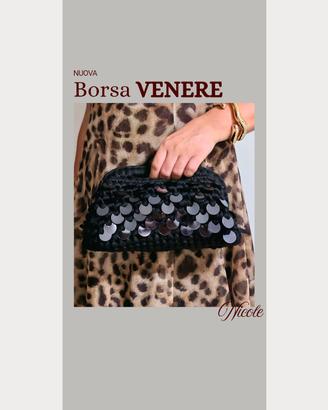 borsa fatta a mano all'uncinetto con paillettes