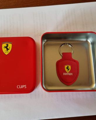 Portachiavi Ferrari rosso a scudetto, da 135 a 35€