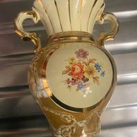 Vaso in ceramica con finiture dorate