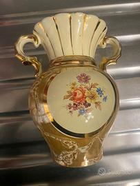 Vaso in ceramica con finiture dorate