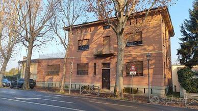 Palazzo / Stabile di 555 m² con più di 5 locali a 