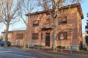 Palazzo / Stabile di 555 m² con più di 5 locali a 