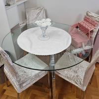 tavolo Harte  con sedie in pelle 