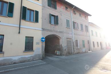 Sulbiate- 2 locali in corte