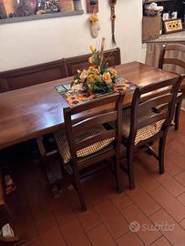 tavolo da cucina  con sedie 