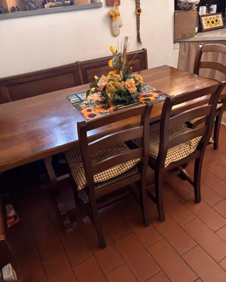 tavolo da cucina  con sedie 