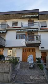 VILLA A SCHIERA A CORIANO