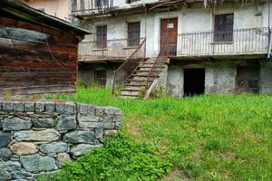 Doues - Planavilla rustico da ristrutturare