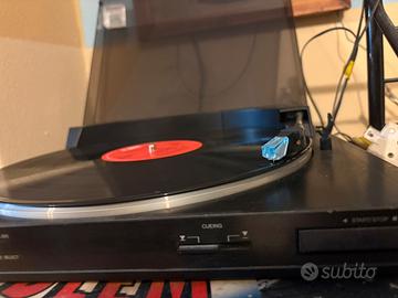 Impianto stereo vintage, con di giradischi e casse