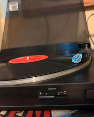 Impianto stereo vintage, con di giradischi e casse