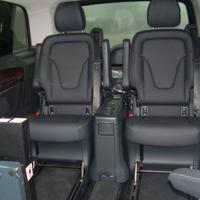 sedili posteriori in pelle nera tavolino pannello