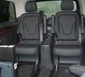 sedili posteriori in pelle nera tavolino pannello