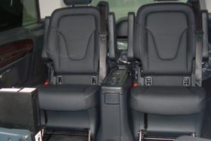 sedili posteriori in pelle nera tavolino pannello