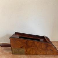 Le  banquier distributore carte da gioco