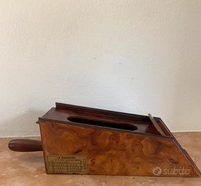 Le  banquier distributore carte da gioco