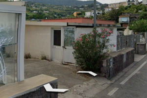 Deposito con due stanze su strada principale