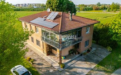 VILLA INDIPENDENTE CON AMPIO PARCO PRIVATO