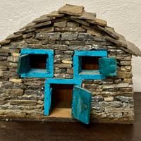 casetta ligure in pietra per decorazione