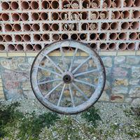 Ruote di carro antiche ornamentali