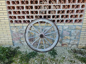 Ruote di carro antiche ornamentali