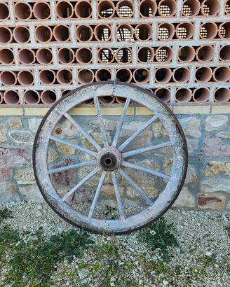 Ruote di carro antiche ornamentali