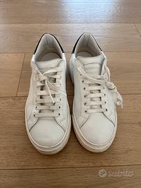 Scarpe sneakers in pelle bianca  👟