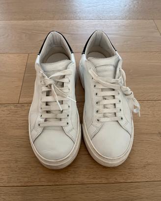 Scarpe sneakers in pelle bianca  👟