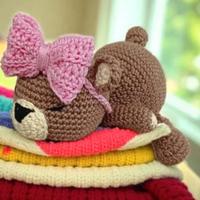 Orsetto amigurumi fatto a mano con fiocco rosa 🎀