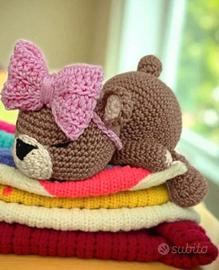Orsetto amigurumi fatto a mano con fiocco rosa 🎀