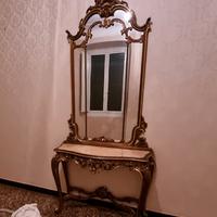 Consolle con specchiera dorata stile barocco
