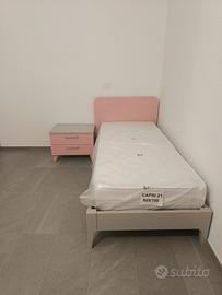 Set di letto singolo con materasso e comodino 