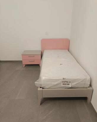 Set di letto singolo con materasso e comodino 
