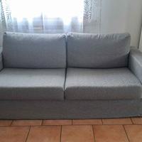 Divano grigio in tessuto intrecciato