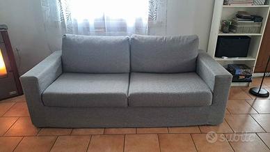 Divano grigio in tessuto intrecciato