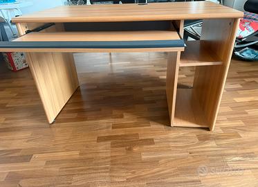 Scrivania con piano estraibile