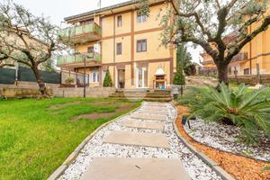 PORZIONE DI BIFAMILIARE A ROMA