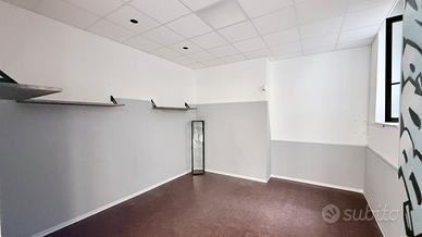 Spazio Commerciale/ufficio con bagno in posizione