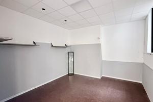 Spazio Commerciale/ufficio con bagno in posizione