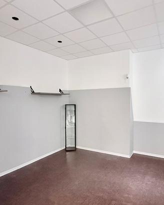 Spazio Commerciale/ufficio con bagno in posizione