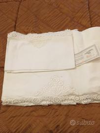 Lenzuolo in lino bianco con pizzo