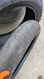 coppia gomme moto slick Dunlop e pirelli