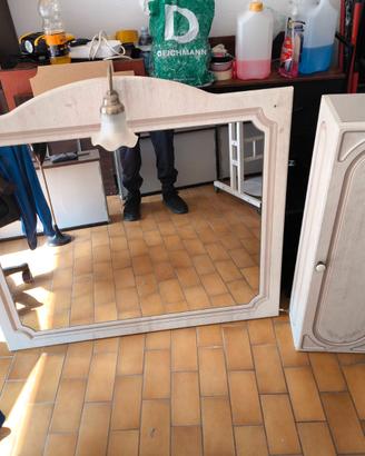 Specchio e mobile da bagno