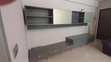 mobile sala in legno grigio e vetro satinato