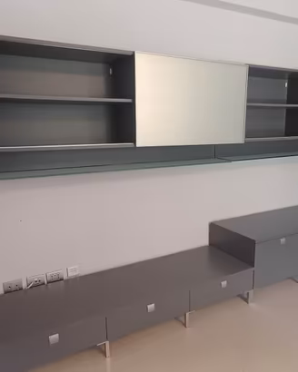 mobile sala in legno grigio e vetro satinato